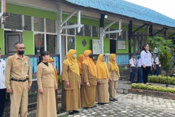 Penyuluh Narkoba Ahli Pertama BNN Kabupaten Mempawah menjadi Pembina Upacara di SMP Negeri 2 Mempawah Timur Konsep Otomatis