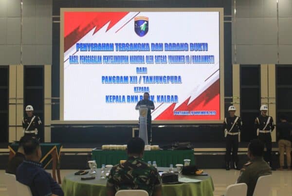 Kepala BNN Kabupaten Mempawah Menghadiri Penyerahan Tersangka dan Barang Bukti Hasil Penggagalan Penyelundupan Narkoba dari Pangdam XII/Tanjungpura kepada Kepala BNN Provinsi Kalimantan Barat.
