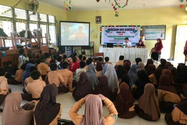 BNN Kabupaten Mempawah menjadi Narasumber kegiatan Sosialisasi Bahaya Narkoba dan Penyebarannya BNN Kabupaten Mempawah menjadi Narasumber kegiatan Sosialisasi Bahaya Narkoba dan Penyebarannya
